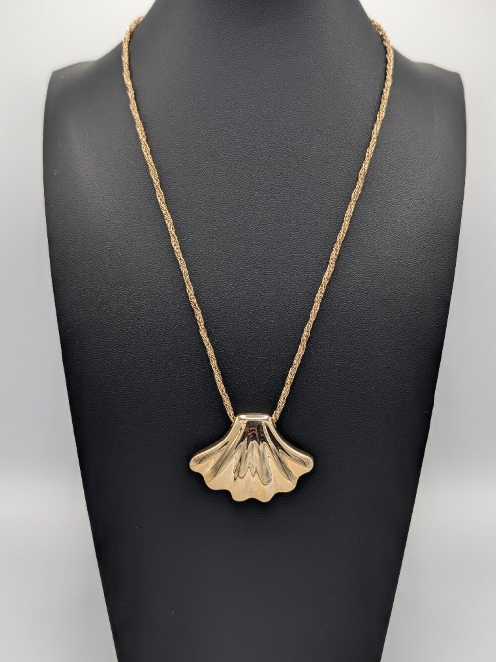Vintage Gold Tone Shell Pendant Necklace 1980s Scallop Sea Shell Twisted Chain